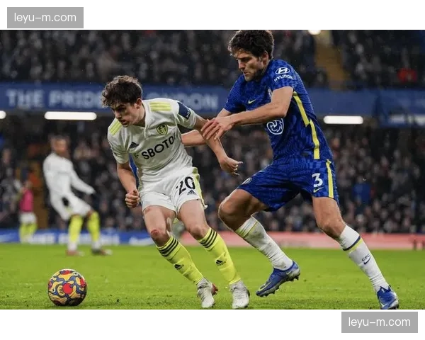 瞬间特写：绝杀进球被VAR判定无效后，布伦特福德球员集体瘫坐在草皮上。