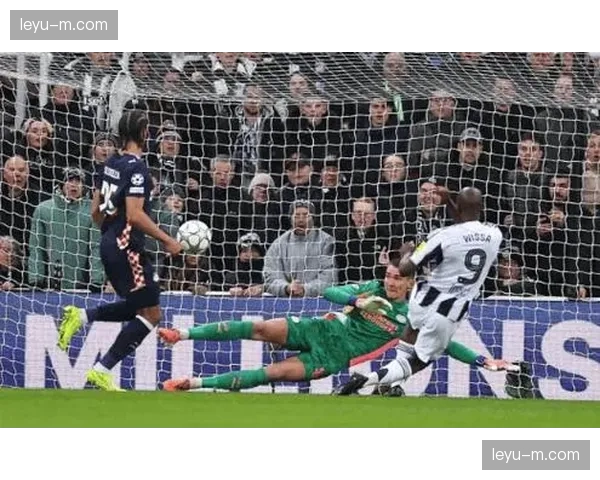 纽卡斯尔联3-0完胜狼队，伊萨克上演帽子戏法